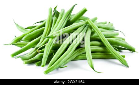 Mucchio di fagioli verdi crudi isolati su sfondo bianco. Foto Stock