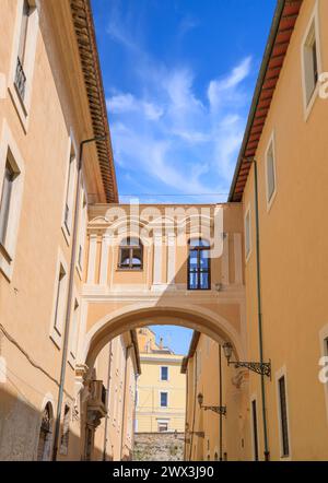 Centro storico di Civitavecchia, Italia. Vista del Vecchio ospedale: Il passaggio aereo che lo collega tra le due parti dell'antico ospedale. Foto Stock