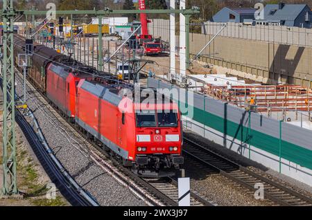 Baustelle Rastatter Tunnel der Rheintalbahn mit Güterzug. Die Bauarbeiten haben 2013 begonnen und sollten 2022 abgeschlossen sein. Durch die Havarie einer Tunnelbohrmaschine verzögert sich das Projekt und soll jetzt 2026 fertig Sein. // 26.03.2024: Rastatt, Baden-Württemberg, Deutschland, Europa, Schienengüterverkehr *** sito di costruzione del tunnel Rastatt sulla ferrovia della Valle del Reno con treno merci i lavori di costruzione sono iniziati nel 2013 e dovevano essere completati nel 2022 il progetto è stato ritardato a causa di un incidente che ha coinvolto una macchina per la perforazione di tunnel ed è ora previsto per il completamento nel 2026 26 Foto Stock