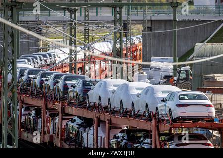 Baustelle Rastatter Tunnel der Rheintalbahn mit Güterzug. Autotransporter mit Neuwagen der Marke Mercedes. Die Bauarbeiten haben 2013 begonnen und sollten 2022 abgeschlossen sein. Durch die Havarie einer Tunnelbohrmaschine verzögert sich das Projekt und soll jetzt 2026 fertig Sein. // 26.03.2024: Rastatt, Baden-Württemberg, Deutschland, Europa, Schienengüterverkehr *** cantiere del tunnel Rastatt sulla ferrovia della valle del Reno con treno merci trasporto di auto con nuove Mercedes i lavori di costruzione sono iniziati nel 2013 e dovevano essere completati nel 2022 il progetto è stato ritardato a causa di un ritardo di circa Foto Stock