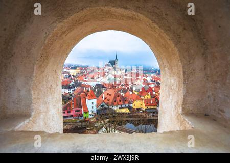 Vista panoramica della città di Cesky Krumlov e del fiume Moldava attraverso la finestra in pietra, regione della Boemia meridionale della Repubblica Ceca Foto Stock
