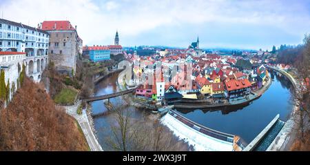 Vista panoramica della città di Cesky Krumlov e del fiume Moldava, regione della Boemia meridionale della Repubblica Ceca Foto Stock
