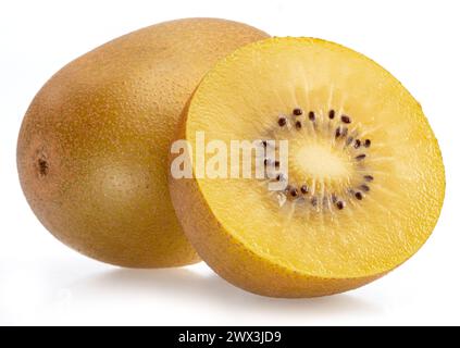 Kiwi d'oro e taglio a croce di kiwi isolato su fondo bianco. Foto Stock