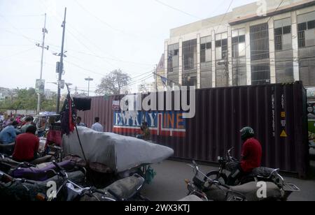 I container sono stati collocati dalla polizia di Sindh per gli accordi di sicurezza stanno rendendo la polizia a prova di errore a causa di motivi di sicurezza della processione in lutto in connessione con Youm- e-Ali (A.S), il giorno del martirio 21° Ramadan- ul- Mubarak davanti, nella zona di Saddar di Karachi mercoledì 27 marzo 2024. Foto Stock