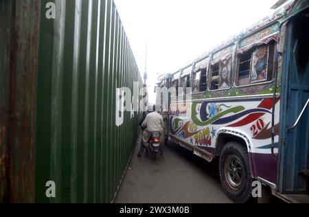 I container sono stati collocati dalla polizia di Sindh per gli accordi di sicurezza stanno rendendo la polizia a prova di errore a causa di motivi di sicurezza della processione in lutto in connessione con Youm- e-Ali (A.S), il giorno del martirio 21° Ramadan- ul- Mubarak davanti, nella zona di Saddar di Karachi mercoledì 27 marzo 2024. Foto Stock