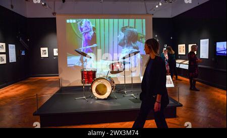 Brighton Regno Unito 27 marzo 2024 - la drum kit ha utilizzato la notte del concorso in mostra alla ABBA: One Week in Brighton Exhibition press day al Brighton Museum per celebrare i cinquant'anni dalla vittoria dell'Eurovision Song Contest . La mostra apre al pubblico domani giovedì 28 marzo : Credit Simon Dack / Alamy Live News Foto Stock