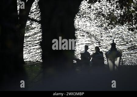 Praga, Repubblica Ceca. 27 marzo 2024. La gente si gode un pomeriggio di primavera soleggiato nel centro di Praga, Repubblica Ceca, 27 marzo 2024. Crediti: Michal Kamaryt/CTK Photo/Alamy Live News Foto Stock