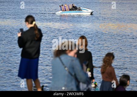 Praga, Repubblica Ceca. 27 marzo 2024. La gente si gode un pomeriggio di primavera soleggiato nel centro di Praga, Repubblica Ceca, 27 marzo 2024. Crediti: Michal Kamaryt/CTK Photo/Alamy Live News Foto Stock