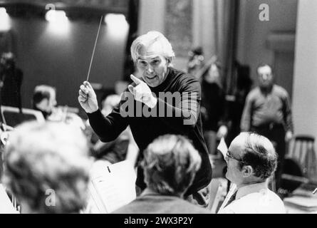 Rudolf Kempe (direttore d'orchestra tedesco, 1910-1976) che prova con la Royal Philharmonic Orchestra (RPO) durante il suo tour americano di 6 settimane nel 1972 Foto Stock