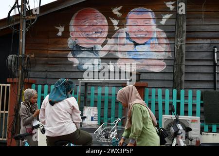 Donne che parlano davanti alla casa dipinta a Georgetown Foto Stock