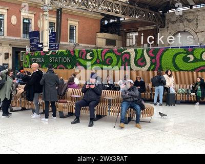 Victoria, Londra, Regno Unito. 26 marzo 2024. Passeggeri alla stazione ferroviaria Victoria di Londra. Il sindacato ferroviario Aslef ha annunciato che i macchinisti di sedici compagnie ferroviarie saranno in sciopero il 5, 6 e 8 aprile. Ci sarà anche un divieto di lavoro straordinario di sei giorni, poiché la lunga disputa per un aumento delle retribuzioni continuerà. Crediti: Maureen McLean/Alamy Foto Stock