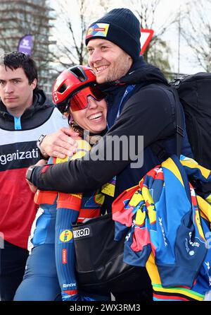 Waregem, Belgio. 27 marzo 2024. L'olandese Shirin Van Anrooij di Lidl-Trek reagisce dopo la gara d'élite femminile della corsa ciclistica 'Dwars Door Vlaanderen', 129, 9 km con partenza e arrivo a Waregem, mercoledì 27 marzo 2024. BELGA FOTO DAVID PINTENS credito: Belga News Agency/Alamy Live News Foto Stock