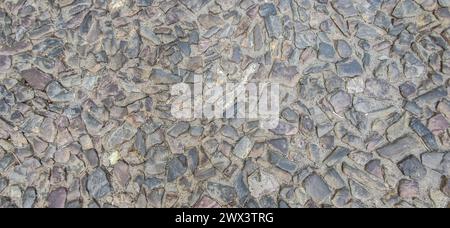 Pavimentazione in ciottoli con pietre di quarzite. Superficie stradale del complesso monumentale, Caceres, Spagna Foto Stock