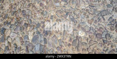 Pavimentazione in ciottoli con pietre di quarzite. Superficie stradale del complesso monumentale, Caceres, Spagna Foto Stock