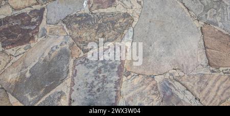 Pavimentazione in ciottoli con lastre di quarzite. Superficie stradale del complesso monumentale, Caceres, Spagna Foto Stock