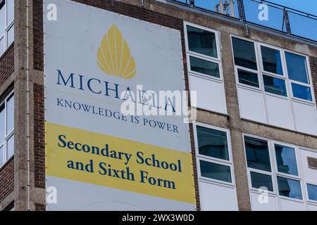 Michaela Community School, Wembley, Brent, Regno Unito. Foto esterne della Michaela Community School. Foto di Amanda Rose/Alamy Foto Stock