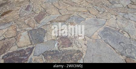 Pavimentazione in ciottoli con lastre di quarzite. Superficie stradale del complesso monumentale, Caceres, Spagna Foto Stock