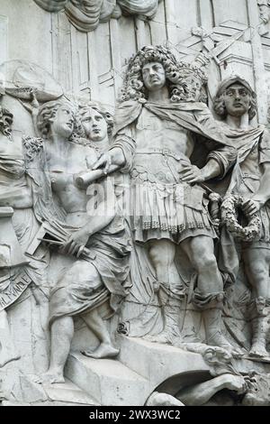 Sezione dell'intaglio del fregio sul pannello occidentale del piedistallo dei monumenti che mostra re Carlo II e la ricostruzione di Londra dopo il GR Foto Stock