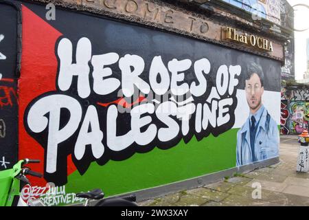 Londra, Regno Unito. 27 marzo 2024. Un murale nell'East London che celebra gli "Eroi della Palestina” è stato ridipinto dopo essere stato vandalizzato con graffiti pro-Israele. Crediti: Vuk Valcic/Alamy Live News Foto Stock