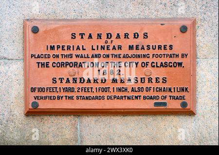 Placca da parete con standard di misure lineari imperiali, Glasgow, Scozia, Regno Unito, Europa Foto Stock