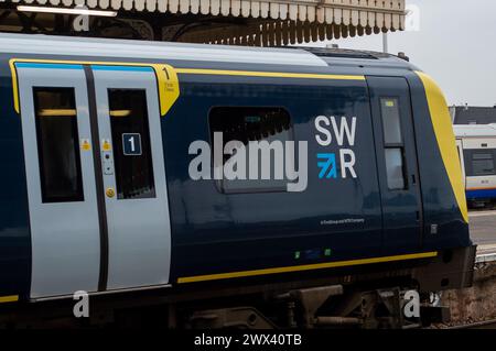 Clapham Junction, Londra, Regno Unito. 27 marzo 2024. Un treno della South Western Railway alla stazione ferroviaria di Clapham Junction a Londra. Il sindacato ferroviario Aslef ha annunciato che i macchinisti di sedici compagnie ferroviarie saranno in sciopero il 5, 6 e 8 aprile. Ci sarà anche un divieto di lavoro straordinario di sei giorni, poiché la lunga disputa per un aumento delle retribuzioni continuerà. Crediti: Maureen McLean/Alamy Foto Stock