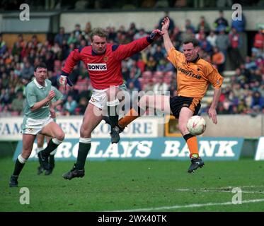 Wolverhampton Wanderers V Hull City a Molineux 20/4/91 Colin Taylor dei Wolves e il portiere degli Hull Iain Hesford Foto Stock