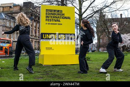 Giovani ballerini dello Scottish Ballet Youth Exchange ballano per lanciare l'Edinburgh International Festival, St Andrew Square, Edimburgo, Scozia, Regno Unito Foto Stock