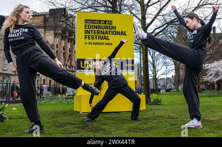 Giovani ballerini dello Scottish Ballet Youth Exchange ballano per lanciare l'Edinburgh International Festival, St Andrew Square, Edimburgo, Scozia, Regno Unito Foto Stock