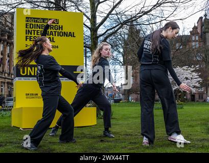 Giovani ballerini dello Scottish Ballet Youth Exchange ballano per lanciare l'Edinburgh International Festival, St Andrew Square, Edimburgo, Scozia, Regno Unito Foto Stock