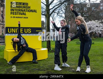 Giovani ballerini dello Scottish Ballet Youth Exchange che ballano sotto la pioggia per lanciare l'Edinburgh International Festival, St Andrew Square, Edimburgo, Scozia, Regno Unito Foto Stock