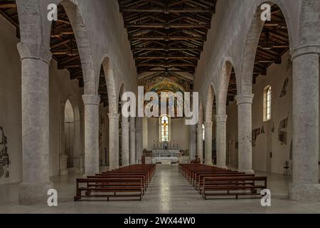 La navata centrale e l'altare maggiore della chiesa di San Silvestro. L'Aquila, Abruzzo, Italia, Europa Foto Stock