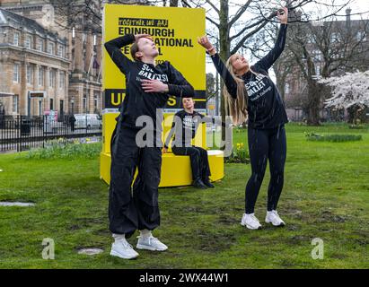 Giovani ballerini dello Scottish Ballet Youth Exchange che ballano sotto la pioggia per lanciare l'Edinburgh International Festival, St Andrew Square, Edimburgo, Scozia, Regno Unito Foto Stock