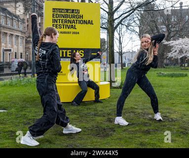 Giovani ballerini dello Scottish Ballet Youth Exchange che ballano sotto la pioggia per lanciare l'Edinburgh International Festival, St Andrew Square, Edimburgo, Scozia, Regno Unito Foto Stock