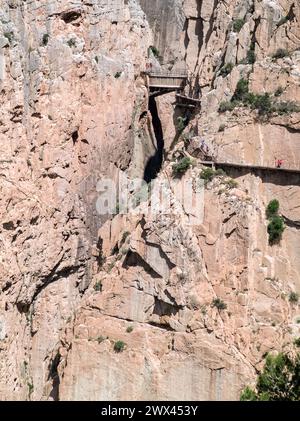 Percorso di trekking al Caminito del Rey a El Chorro, Malaga, Spagna. Era stato il percorso più pericoloso del mondo su scogliere ripide prima della ristrutturazione Foto Stock