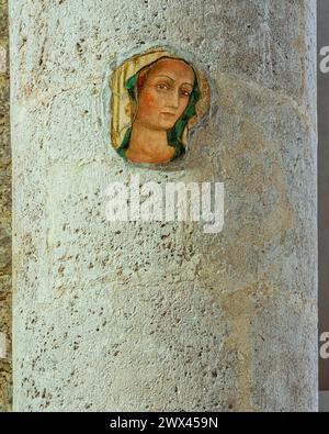 Resti di un affresco raffigurante un volto velato su una colonna nella chiesa di San Silvestro. L'Aquila, Abruzzo, Italia, Europa Foto Stock