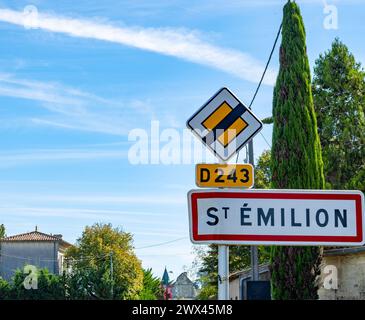 Indicazioni stradali per la città in St Città emiliana, produzione di vino rosso Bordeaux, Merlot o Cabernet Sauvignon, vigneti di classe cru a Pomerol, Saint-Emilion Foto Stock