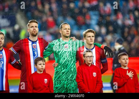 Oslo, Norvegia, 26 marzo 2024. Il norvegese Kristoffer Ajer, il portiere norvegese Ørjan Nyland e il norvegese Martin Ødegaard prima dell'amichevole tra Norvegia e Slovacchia allo stadio Ullevål di Oslo crediti: Frode Arnesen/Alamy Live News Foto Stock