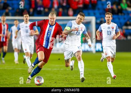 Oslo, Norvegia, 26 marzo 2024. Erling Braut Haaland norvegese e Juraj Kucka slovacco lottano per il pallone nell'amichevole tra Norvegia e Slovacchia allo stadio Ullevål di Oslo crediti: Frode Arnesen/Alamy Live News Foto Stock