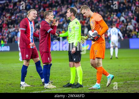 Oslo, Norvegia, 26 marzo 2024. Il norvegese Erling Braut Haaland e il norvegese Martin Ødegaard non sono d'accordo con l'arbitro dopo aver cancellato il gol di Alexander Sørloth 2-0. Crediti: Frode Arnesen/Alamy Live News Foto Stock