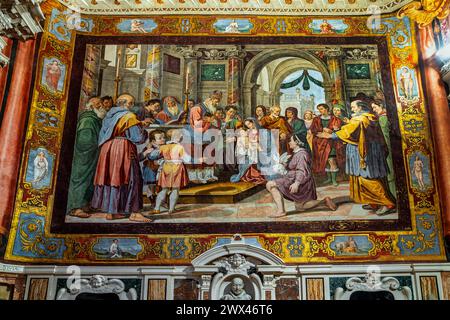 La cappella Branconio con affreschi e la tela raffigurante la presentazione di Gesù e Maria nella chiesa di San Silvestro. L'Aquila, Abruzzo Foto Stock