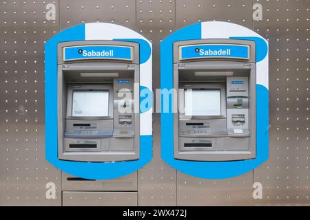 Geldautomaten der Banco Sabadell in der spanischen Stadt Denia *** Banco Sabadell nella città spagnola di Denia Alicante Spanien, Spagna GMS11431 Foto Stock