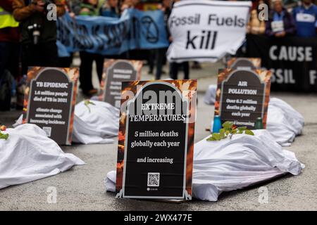 19 ottobre 2023, Hotel Intercontinental, Mayfair, Londra, Regno Unito. Protesta per estinzione ribellione salute. I professionisti della salute mettono in evidenza il legame tra il finanziamento dei combustibili fossili, l'emergenza climatica e i suoi devastanti impatti sulla salute globale. All'interno dell'hotel la conferenza Oil & Money, recentemente rinominata "Energy Intelligence Forum", si riunisce per 3 giorni. I politici e i dirigenti delle compagnie petrolifere discutono di come lavoreranno insieme. Foto Stock