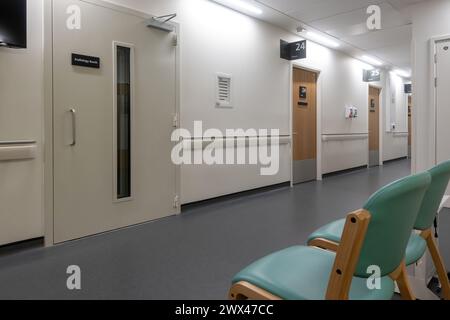 Interno del nuovo Heatherwood Hospital di Ascot, Berkshire, Inghilterra, Regno Unito. Corridoio con area d'attesa all'interno del nuovo edificio aperto nel 2022 Foto Stock