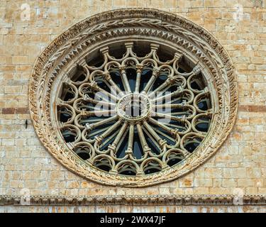 Il grande rosone costruito nel XIV secolo in stile romanico con influenze gotiche della chiesa di San Silvestro a l'Aquila. Abruzzo Foto Stock