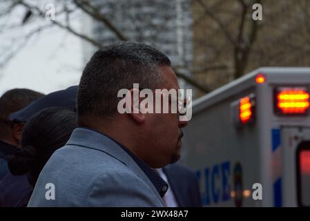 Brooklyn, New York, Stati Uniti. 26 marzo 2024. Il Commissario della polizia di New York Edward Caban arriva fuori dall'ufficio del capo esaminatore medico sulla e 30th Street per il trasferimento dignitoso dell'ufficiale della polizia di New York Jonathan Diller, che è stato ucciso durante una fermata del traffico il 25 marzo nel Queens. (Credit Image: © Edna Leshowitz/ZUMA Press Wire) SOLO PER USO EDITORIALE! Non per USO commerciale! Foto Stock