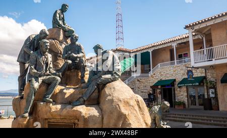 Il Cannery Row Monument in Steinbeck Plaza a Monterey, California, Stati Uniti, scolpito da Steven Whyte. il plaza si affaccia sulla baia di Monterey. Foto Stock