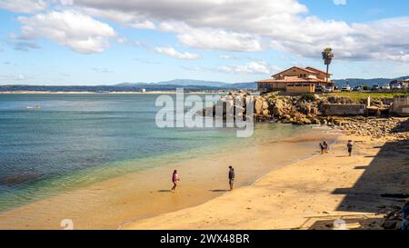 Macabee Beach o McAbee Beach vicino a Cannery Row a Monterey, California, Stati Uniti. Turisti che si godono la spiaggia in estate. Foto Stock