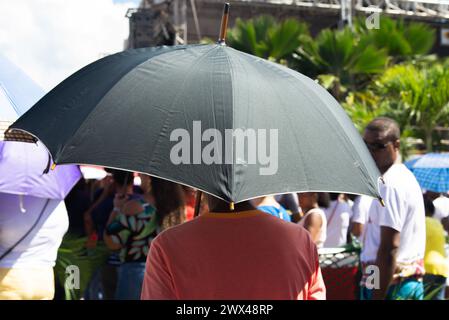 Salvador, Bahia, Brasile - 14 aprile 2019: Si vedono persone che usano ombrelli nel centro della città di Salvador, Bahia. Foto Stock