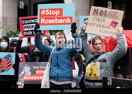 2023-10-18 Intercontinental Hotel, Londra Regno Unito la conferenza Oil & Money, ribattezzata "Energy Intelligence Forum", si riunisce per 3 giorni all'Hotel Intercontinental di Londra. I politici e i dirigenti delle compagnie petrolifere discutono di come lavoreranno insieme, e i manifestanti interrompono i loro procedimenti con cartelloni, fotografie, percussioni e urla, e ostruzione diretta – un reato arrestabile. Organizzato da Fossil Free London in collaborazione con Greenpeace, e altri gruppi tra cui scienziati XR e XR. Foto Stock