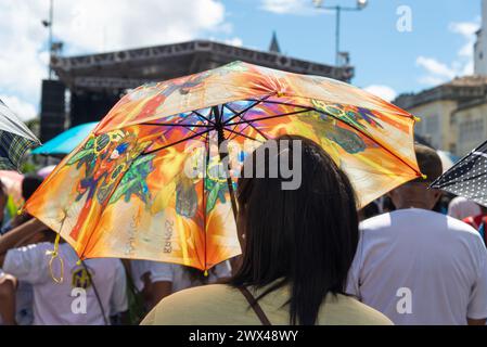 Salvador, Bahia, Brasile - 14 aprile 2019: Si vedono persone che usano ombrelli nel centro della città di Salvador, Bahia. Foto Stock